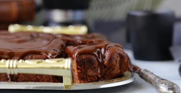 Bolo brownie com nozes e recheio de beijinho